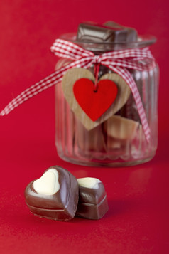 巧克力Jar红色的背景情人节一天概念