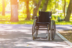 空轮椅停公园路空轮椅