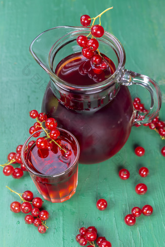 红色的醋栗汁玻璃与水果木表格焦点红醋栗树玻璃红色的醋栗汁玻璃与水果