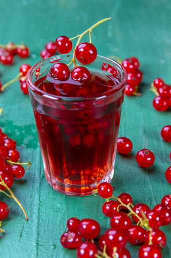 红色的醋栗汁玻璃与水果木表格焦点红醋栗树玻璃红色的醋栗汁玻璃与水果木表格