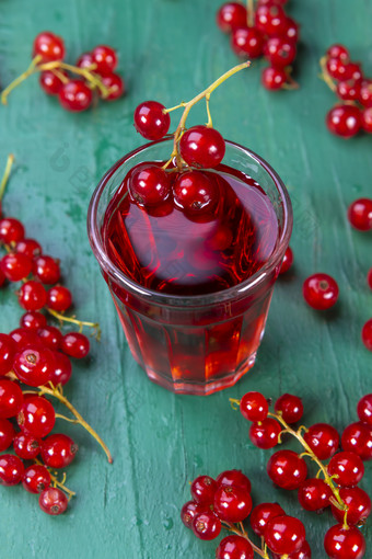 红色的醋栗汁玻璃与水果木表格焦点红醋栗树玻璃红色的醋栗汁玻璃