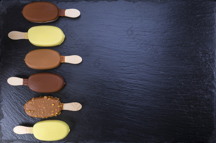 冰奶油坚持覆盖与巧克力黑色的石头板岩董事会焦点冰奶油冰奶油坚持覆盖与巧克力黑色的