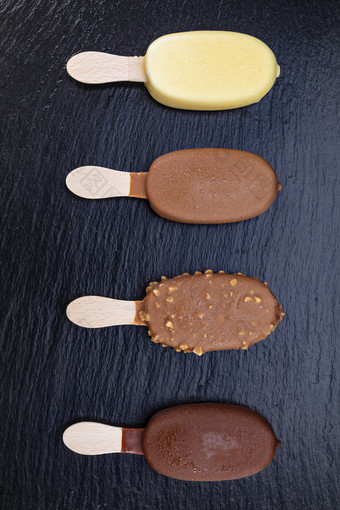 冰奶油坚持覆盖与巧克力黑色的石头板岩董事会冰奶油坚持覆盖与巧克力
