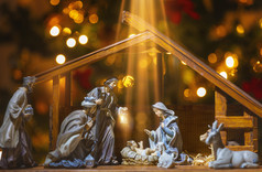 圣诞节吃场景与雕像包括耶稣玛丽约瑟夫羊和明智的但焦点宝贝!