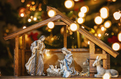 圣诞节吃场景与雕像包括耶稣玛丽约瑟夫和羊焦点妈妈!