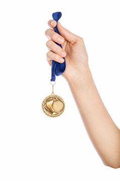 女孩手提高了持有黄金金牌对白色背景奖和胜利概念