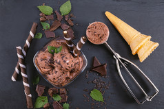 独家新闻巧克力冰奶油玻璃碗与晶片棒锥和巧克力黑色的板岩董事会焦点碗与独家新闻巧克力冰奶油
