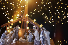 圣诞节吃场景与雕像包括耶稣玛丽约瑟夫羊和明智的但焦点玛丽!