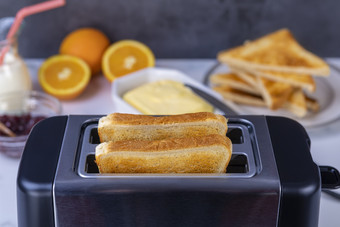 片伟大的烤面包未来出的烤面包机健康的早餐食物和加热技术概念焦点片伟大的