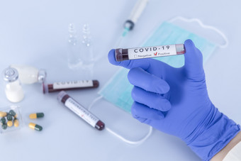 分析师手与保护手套持有科维德冠状病毒测试血病毒测试和研究概念<strong>焦点</strong>测试血