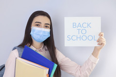高学校女孩与面具她的显示回来学校消息学生女孩准备好了为学校在的冠状病毒流感大流行焦点她的脸