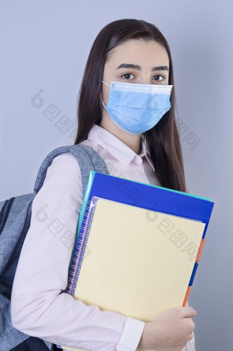 高学校女孩与面具她的脸会回来学校学生女孩准备好了为学校在的冠状病毒流感大流行焦点她的脸