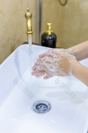 女人洗和消毒手与肥皂和热水部分冠状病毒预防和保护<strong>协议</strong>停止传播新冠病毒卫生<strong>协议</strong>焦点她的手指