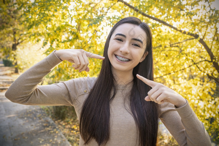 美丽的微笑女孩显示护圈牙套为牙齿口腔正畸学牙科主题方法牙齿咬修正特写镜头