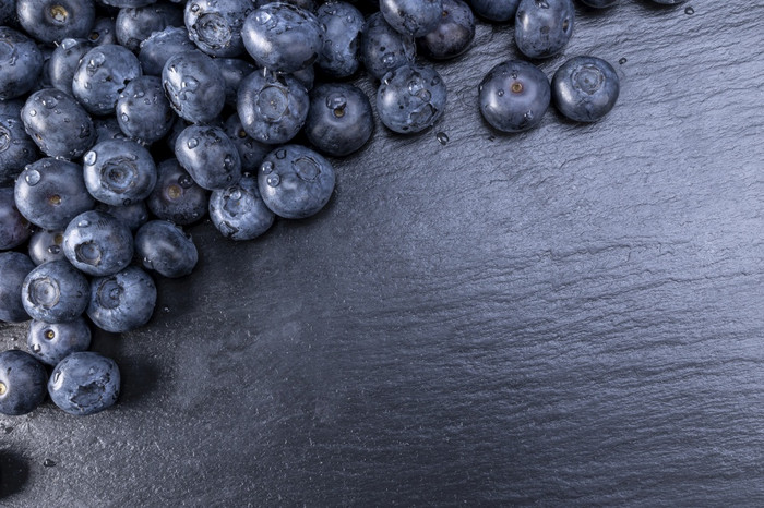 新鲜的蓝莓夏天多汁的水果为健康的饮食有机蓝莓为健康的食物和生活概念