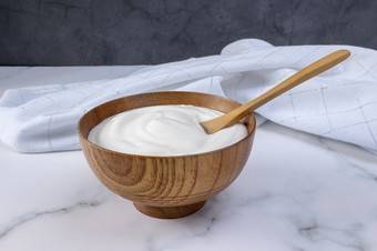 部分<strong>希腊酸奶</strong>木碗准备好了服务健康的食物为节食概念