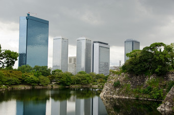 大阪业务公园的天际线大阪业务公园与的强化墙大阪城堡的前景