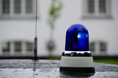 蓝色的紧急车辆照明蓝色的警察光闪亮的老警察车丹麦