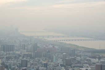 大阪天际线多雾的一天天际线大阪城市多雾的一天烟雾