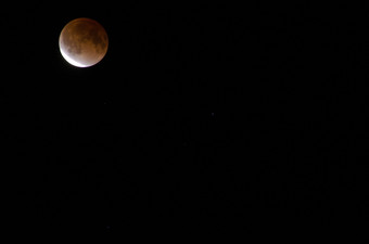 月亮在月球eclipse红色的月亮在月球eclipse黑色的天空
