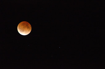 月亮在月球eclipse红色的月亮在月球eclipse黑色的天空