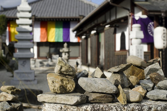 小石头前面日本寺庙小石头的墙前面小日本寺庙