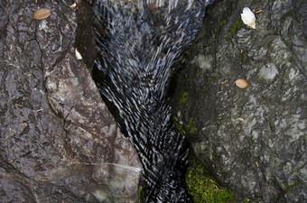 水流动之间的岩石小水流之间的两个岩石秋天