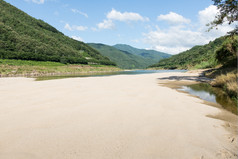 河床上景观南韩国河床上景观南韩国与沙滩而且绿色山