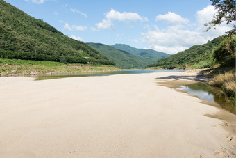 <strong>河床</strong>上景观南韩国<strong>河床</strong>上景观南韩国与沙滩而且绿色山