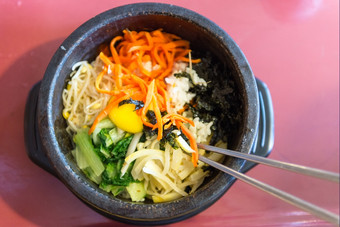 石锅拌饭加热石头碗签名<strong>朝鲜</strong>文菜与蛋而且新鲜的蔬菜