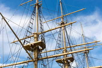 桅杆大老航行船桅杆而且索具大老航行船前面蓝色的天空