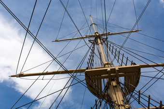 桅杆大老航行船桅杆而且索具大老航行船前面蓝色的天空