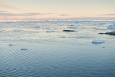 北极景观格陵兰岛北极景观格陵兰岛周围伊卢利萨特与山而且冰山