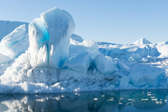 美丽的<strong>冰山</strong>美丽的<strong>冰山</strong>迪斯科湾格陵兰岛周围伊卢利萨特与蓝色的天空