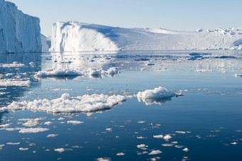 美丽的<strong>冰山</strong>美丽的<strong>冰山</strong>迪斯科湾格陵兰岛周围伊卢利萨特与蓝色的天空