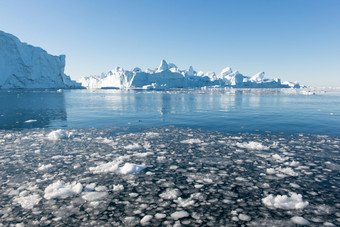 美丽的冰山美丽的冰山<strong>迪斯科</strong>湾格陵兰岛周围伊卢利萨特与蓝色的天空