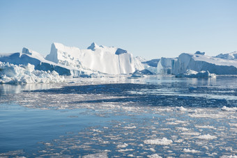 美丽的冰山美丽的冰山迪斯科湾格陵兰岛周围伊卢利萨特与蓝色的天空