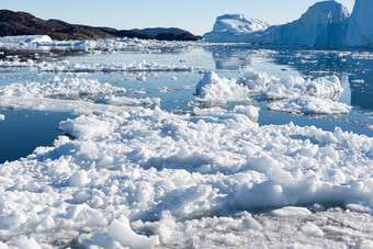 美丽的景观格陵兰岛与冰山美丽的景观格陵兰岛与冰山而且蓝色的天空