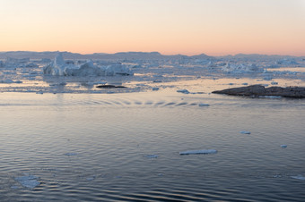 美丽的<strong>冰山</strong>美丽的<strong>冰山</strong>迪斯科湾格陵兰岛周围伊卢利萨特与天空只是后日落