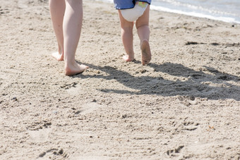 脚女人而且婴儿海滩脚女人而且婴儿海滩与的足迹