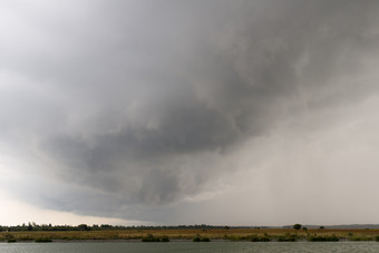 灰色的云狂<strong>风暴</strong>雨的一天灰色的云狂<strong>风暴</strong>雨的一天包含加载雨