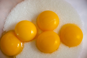 蛋黄色的糖蛋黄色的白色糖为烘焙甜蜜的饼干