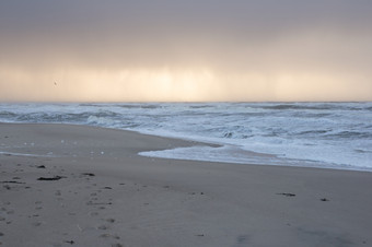 狂风<strong>暴雨</strong>的海见过从的海滩狂风<strong>暴雨</strong>的海见过从的海滩与高波