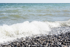 波罗的海海海岸与卵石石头波的海滩的波罗的海海海岸与卵石石头