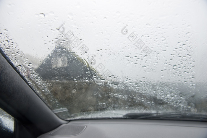 车窗口重雨的前面窗口车重雨多雨的一天