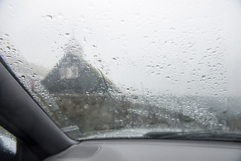 车窗口重雨的前面窗口车重雨多雨的<strong>一</strong>天
