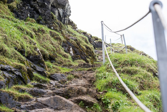 走路径沿着悬崖走路径沿着悬崖麦金的法罗岛屿与栅栏