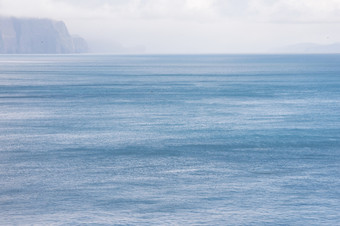 景观的法罗岛屿典型的景观的法罗岛屿见过从麦金与蓝色的海洋和云