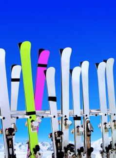 滑雪板雪覆盖的地方冬天与山的距离