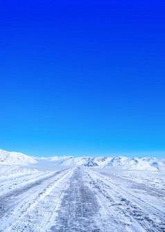 雪覆盖路冬天与山的距离